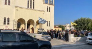 Ο Ευστάθιος Βλάχος ήταν ο άτυχος άνδρα που έχασε τη ζωή του από αλυσοπρίονο - Άπαντες στο Λουτρό Αμφιλοχίας είπαν το τελευταίο «αντίο» στον 68χρονο.