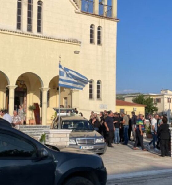 Ο Ευστάθιος Βλάχος ήταν ο άτυχος άνδρα που έχασε τη ζωή του από αλυσοπρίονο - Άπαντες στο Λουτρό Αμφιλοχίας είπαν το τελευταίο «αντίο» στον 68χρονο.