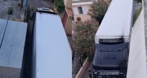 Στο Ξηροπήγαδο Ναυπακτίας κατά τις πρωινές ώρες της 31ης Ιουλίου ένας οδηγός νταλίκας εμπιστεύτηκε το GPS προκαλώντας κυκλοφοριακό κομφούζιο!