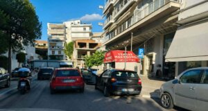 Ένα νέο τροχαίο σημειώθηκε το απόγευμα της Πέμπτης, 09 Ιουλίου 2026 -στην Πλατεία Ειρήνης- όταν ο οδηγός ενός Ι.Χ. πήρε... σβάρνα την πόρτα άλλου οχήματος.