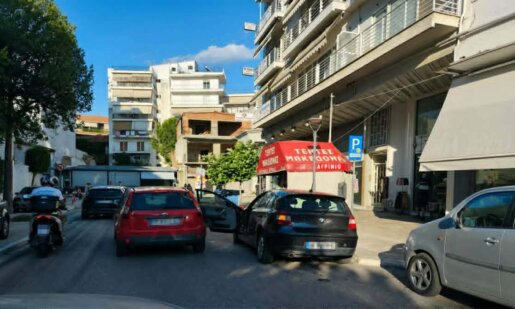 Ένα νέο τροχαίο σημειώθηκε το απόγευμα της Πέμπτης, 09 Ιουλίου 2026 -στην Πλατεία Ειρήνης- όταν ο οδηγός ενός Ι.Χ. πήρε... σβάρνα την πόρτα άλλου οχήματος.