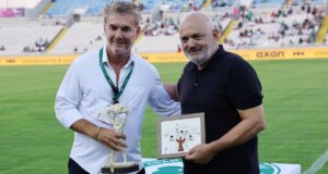 Η Πρωταθλήτρια Κύπρου, Ομόνοια Λευκωσίας, πριν την έναρξη του φιλικού προετοιμασίας με τον Παναιτωλικό του Γιάννη Αναστασίου τίμησε την Αγρινιώτικη Π.Α.Ε.