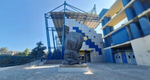 Αγρίνιο σημαίνει Παναιτωλικός και στο Γήπεδο της Προυσιωτίσσης αργά το βράδυ της Τετάρτης, 22 Ιουλίου 2026 έφτασε και τοποθετήθηκε το επιβλητικό άγαλμα του Τίτορμου!
