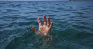Μια νέα τραγωδία έλαβε χώρα την Τρίτη, 21 Ιουλίου 2026 στην Τουρλίδα Ιεράς Πόλεως Μεσολογγίου με μία γυναίκα από το Αγρίνιο -γύρω στα 60- να χάνει τη ζωή της.