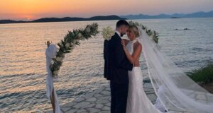 Η Μαρία Σαλμά η πρώην Αντιπεριφερειάρχης Αιτωλοακαρνανίας μόνο πανευτυχής μπορεί να αισθάνεται για τον γάμο της της κόρης της με τον εκλεκτό της καρδιάς της.