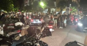 Η ΕΛ.ΑΣ. το πρωί της Τρίτης (07/07) εξέδωσε ανακοίνωση με την οποία γίνεται γνωστό πως ο νεαρός οδηγός μηχανής που παρέσυρε πεζό στην Παπαστράτου ήταν υπό την επήρεια μέθης.