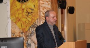 Ο Βασίλης Πατρώνης έχει κάθε λογο να αισθάνεται απόλυτη ικανοποίηση από το γεγονός πως έγινε Ομότιμος Καθηγητής στο Πανεπιστήμιο Πατρών.