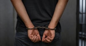 Η ΕΛ.ΑΣ. έκανε γνωστό πως τα ξημερώματα Κυριακής (05/07) συνελήφθη ένας άνδρας στο Αγρίνιο, ήταν μεθυσμένος και φέρεται να προκάλεσε επεισόδιο μπροστά στο ανήλικο παιδί του.