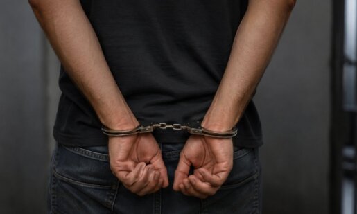 Η ΕΛ.ΑΣ. έκανε γνωστό πως τα ξημερώματα Κυριακής (05/07) συνελήφθη ένας άνδρας στο Αγρίνιο, ήταν μεθυσμένος και φέρεται να προκάλεσε επεισόδιο μπροστά στο ανήλικο παιδί του.