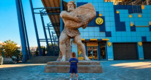 Στο Γήπεδο της Προυσιωτίσσης κάτι άλλαξε από το βράδυ της 3ης Αυγούστου και ο Παναιτωλικός πέρασε στο... αύριο του Συλλόγου από τα μάτια ενός μικρού που κοιτάζει τον Τίτορμο.