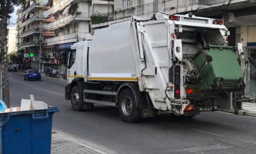 Στην Αμφιλοχία το πρωί της 31ης Αυγούστου 2026 ένας κάτοικος της περιοχής έφτασε στο σημείο να εμποδίσει απορριμματοφόρο ξαπλώνοντας στο οδόστρωμα, οι Αρχές ερευνούν το συμβάν.