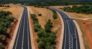Ο Αθανάσιος Καββαδάς Υφυπουργός Αγροτικής Ανάπτυξης και Τροφίμων και Βουλευτής Λευκάδας στάθηκε στο γεγονός πως δόθηκε στην κυκλοφορία το τελευταίο τμήμα του δρόμου από τον Άγιο Νικόλαο προς τη Βόνιτσα.