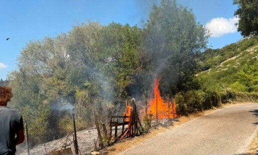 Κινητοποίηση για πυρκαγιά στον Επαρχιακό Δρόμο Εμπεσού - Περδικακίου με τον Πρόεδρο της Κοινότητας, Ηλία Μπαρμπάκη να αναφέρεται σε αναμμένο τσιγάρο.