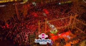 Το «Lake Party Trichonida 2026» ολοκληρώθηκε με απόλυτη επιτυχία και ρεκόρ προσέλευσης, αυτή ήταν η 15η διοργάνωση στο Κτήμα «Πιθάρι», μετατρέποντας τη Λίμνη Τριχωνίδα σε πόλο έλξης.
