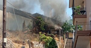 Στο Καστράκι Δωρίδας φωτιά ξέσπασε νωρίς το μεσημέρι της 13ης Αυγούστου σε χώρο πο λειτουργεί Σιδηρουργείο, πολύ κοντά σε σπίτια ενώ ακούστηκαν και εκρήξεις.