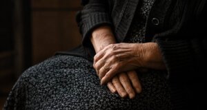Η ΕΛ.ΑΣ. έκανε γνωστό πως στην Αιγιαλεία εξιχνιάστηκε απάτη σε βάρος ηλικιωμένης καθώς ταυτοποιήθηκαν τα στοιχεία ενός άνδρα.