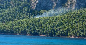 Μια πρωινή πυρκαγιά στον Άγιο Κωνσταντίνο Καλάμου κινητοποίησε άπαντες στην Πυροσβεστική Υπηρεσία ωε και εναέρια μέσα πραγματοποίησαν ρίψεις.