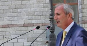 Ο Δήμαρχος Θέρμου, Σπύρος Κωνσταντάρας, με ανάρτησή του στα Social Media αναφέρθηκε σε τηλεφωνικές απάτες και επιτήδειους που παρουσιάζονται ως... Υπάλληλοι της Δ.Ε.Η.