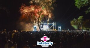 Το «Lake Party Trichonida 2026» έγραψε ιστορία την πρώτη μέρα, αλλά και απόψε (21/08) η συνέχεια προβλέπεται το λιγότερο... εκρηκτική!
