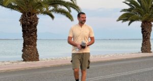 Ο Τάσος Ιορδανίδης στο πλαίσιο των περιοδειών του γυρίζει όλη την Ελλάδα κι αφού πήγε Λευκάδα ύστερα έκανε βόλτες... στο Μεσολόγγι πριν τη θεατρική παράσταση!