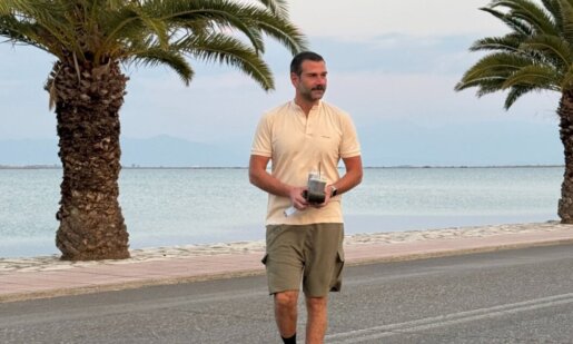 Ο Τάσος Ιορδανίδης στο πλαίσιο των περιοδειών του γυρίζει όλη την Ελλάδα κι αφού πήγε Λευκάδα ύστερα έκανε βόλτες... στο Μεσολόγγι πριν τη θεατρική παράσταση!