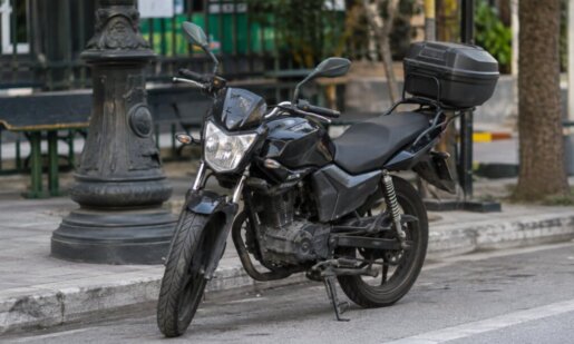 Η ΕΛ.ΑΣ. στο Αγρίνιο προχώρησε στη σύλληψη ενός άνδρα το πρωί της Δευτέρας (17/08) για οδήγηση μοτοσικλέτας χωρίς ισχύουσα άδεια οδήγησης.