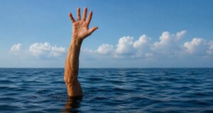Άλλη μια τραγωδία βίωσε η Αιτωλοακαρνανία καθώς στην Πογωνιά της Παλαίρου ένας ηλικιωμένος ανασύρθηκε από τη θάλασσα χωρίς τις αισθήσεις του.