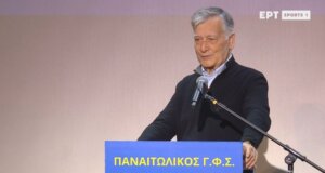 Ο Τζιοβάνι Ζάκαρη σε άρθρο που υπογράφει σε αθλητική ιστοσελίδα των Αθηνών ανέφερε πως ο Κωστούλας ήταν «σκασμένος» και αποχώρησε πριν λήξει το Καλαμάτα-Παναιτωλικός.