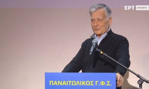 Ο Τζιοβάνι Ζάκαρη σε άρθρο που υπογράφει σε αθλητική ιστοσελίδα των Αθηνών ανέφερε πως ο Κωστούλας ήταν «σκασμένος» και αποχώρησε πριν λήξει το Καλαμάτα-Παναιτωλικός.