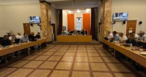 Σε εξέλιξη βρίσκεται στο Αγρίνιο η 9η Τακτική Συνεδρίαση του Δημοτικού Συμβουλίου για τη συζήτηση και λήψη σημαντικών αποφάσεων σε μία σειρά θεμάτων.