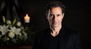 Ο Δημήτρης Κόκοτας άφησε την τελευταία του πνοή σε ηλικία 57 ετών μετά από σκληρή «μάχη» που έδινε με την υγεία του τα τελευταία 2,5 περίπου χρόνια.