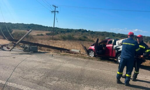 Στην περιοχή Λιβαδάκια Βόνιτσας το μεσημέρι της 1ης Αυγούστου ένα όχημα της Πυροσβεστικής Υπηρεσίας προσέκρουσε σε κολώνα της Δ.Ε.Η., δύο τραυματίες.