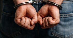 Από την ΕΛ.ΑΣ. έγινε γνωστό πως στη Ναύπακτο συνελήφθη την Τρίτη, 22 Σεπτεμβρίου 2026 ένας άνδρας με δύο πτυσσόμενα μαχαίρια ενώ παράλληλα εξιχνιάστηκε και κλοπή από σπίτι.
