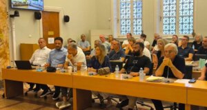 Στο Δημοτικό Συμβούλιο Αγρινίου κατά τις απογευματινές ώρες της 31ης Αυγούστου 2026 το Προεδρείο άναψε... κόκκινο στο αίτημα του Εμπορικού Συλλόγου και της Αντιπολίτευσης.