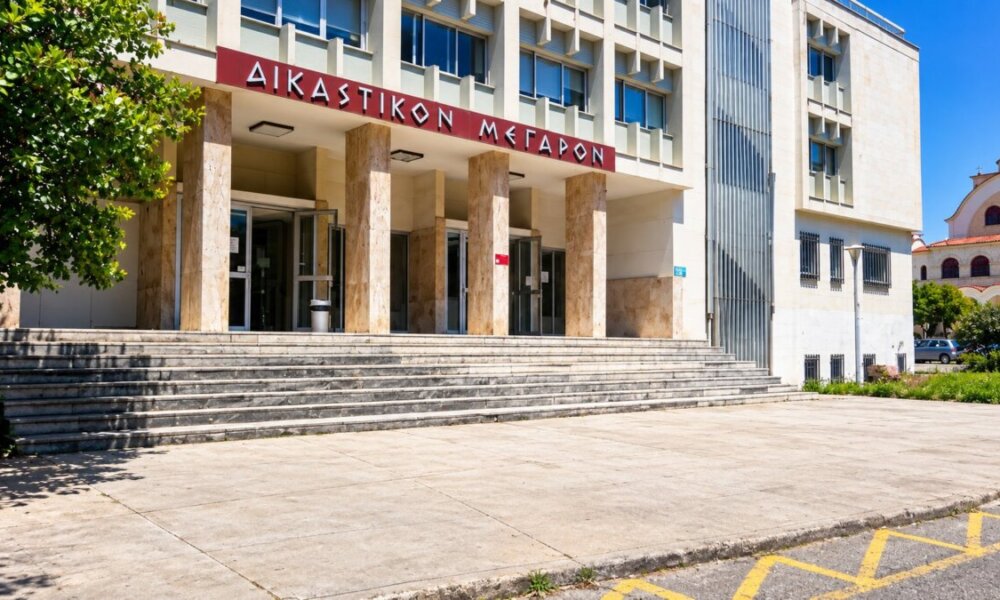 Στο Δικαστικό Μέγαρο Αγρινίου βρέθηκαν το πρωί του Σαββάτου (05/09) οι δύο άνδρες για την υπόθεση της 15χρονης κι αφού απολογήθηκαν οδηγήθηκαν στη φυλακή.