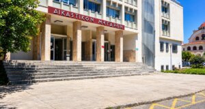Στο Δικαστικό Μέγαρο Αγρινίου βρέθηκαν το πρωί του Σαββάτου (05/09) οι δύο άνδρες για την υπόθεση της 15χρονης κι αφού απολογήθηκαν οδηγήθηκαν στη φυλακή.
