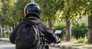 Ένα σοκαριστικό τροχαίο σημειώθηκε την Τετάρτη (09/09) στο Μεσολόγγι όπου ένας 14χρονος παρέσυρε και τραυμάτισε μητέρα με παιδιά σε καροτσάκι και εξαφανίστηκε.