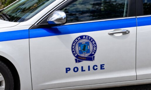 Από την ΕΛ.ΑΣ. έγινε γνωστό πως την Παρασκευή, 25 Σεπτεμβρίου 2026 συνελήφθη ένας άνδρας για κλοπές σε σπίτια και ανάληψη 1.090 ευρώ, αναζητούνται δύο άτομα.