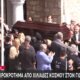Στη Νίκαια, στην παλιά του γειτονιά αναπαύεται εδώ και λίγη ώρα ο Γιώργος Μαζωνάκης μετά την Εξόδιο Ακολουθία με τη σορό να βγαίνει από τον Ιερό Ναό Αγίας Τριάδος και να χειροκροτείται από πλήθος κόσμου.