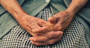 Στο Πετροχώρι Θέρμου μια ηλικιωμένη βρίσκεται -δικαιολογημένα- σε... απόγνωση κι αυτό γιατί νεαρός Ρομά της άρπαξε κοσμήματα και χιλιάδες ευρώ παριστάνοντας τον Λογιστή.