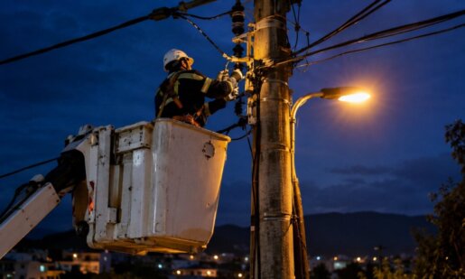 Σε ό,τι αφορά το «Black Out» στο Αγρίνιο που αναστάτωσε άπαντες την 4η Σεπτεμβρίου να σημειωθεί πως στο Καστράκι κάηκε μετασχηματιστής και στη Ραΐνα έπεσε καλώδιο.