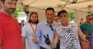 Στο Αγρίνιο βρέθηκε τον Αύγουστο του 2022 ο Γιώργος Μαζωνάκης και μαγείρεψε στην Πλατεία Δημοκρατίας στέλνοντας μήνυμα ανθρωπιάς, λίγες ώρες πριν τραγουδήσει στη Λίμνη Τριχωνίδα και το Lake Party.