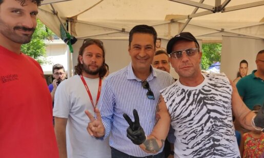 Στο Αγρίνιο βρέθηκε τον Αύγουστο του 2022 ο Γιώργος Μαζωνάκης και μαγείρεψε στην Πλατεία Δημοκρατίας στέλνοντας μήνυμα ανθρωπιάς, λίγες ώρες πριν τραγουδήσει στη Λίμνη Τριχωνίδα και το Lake Party.