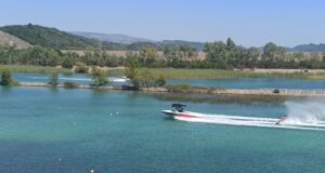 Στη Λίμνη Στράτου σημειώθηκαν ζημιές χιλιάδων ευρώ στις παλιές εγκαταστάσεις του Θαλάσσιου Σκι - Ξήλωσαν καλώδια, βρύσες και ψευδοροφές.