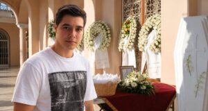 Το τελευταίο «αντίο» είπαν το απόγευμα της 14ης Σεπτεμβρίου στον 32χρονο Μανούσο Φαρμάκη στο Αγρίνιο, σε λευκό φέρετρο η σορός του, ενώ μοιράστηκαν μπομπονιέρες στη μνήμη του.