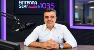 Ο Μίμης Σκορδόπουλος το πρωί της Τρίτης, 08 Σεπτεμβρίου 2026 έδινε συνέντευξη στον Antenna Star 103.5 παραμένοντας ψύχραιμος on air ακόμη και την ώρα του σεισμού στο Αγρίνιο.