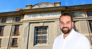 Μια ξεχωριστή είδηση για το Αγρίνιο γνωστοποίησε ο Περιφερειάρχης Νεκτάριος Φαρμάκης καθώς σε τροχιά υλοποίησης βρίσκεται η μετατροπή των Καπναποθηκών Παπαπέτρου σε Διαχρονικό Μουσείο.