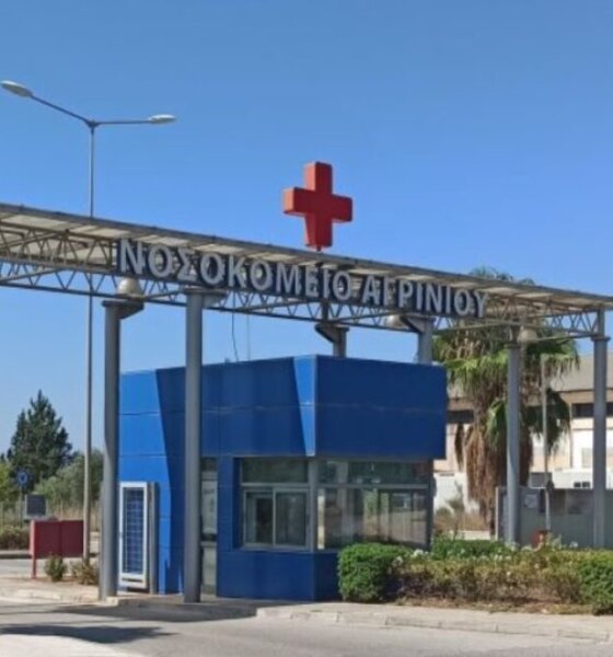 Έξω από τον Ιερό Μητροπολιτικό Ναό Ζωοδόχου Πηγής Αγρινίου μια 19χρονη παρασύρθηκε από Ι.Χ. και μεταφέρθηκε εσπευσμένα στο Νοσοκομείο για τις πρώτες βοήθειες.