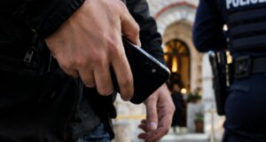 Η ΕΛ.ΑΣ. γνωστοποίησε πως το απόγευμα του Σαββάτου, 26 Σεπτεμβρίου 2026 στην Πάτρα ένας άνδρας προσποιήθηκε τον Ασυνομικό, έκλεψε κινητό και συνελήφθη μέσα σε Ιερό Ναό.