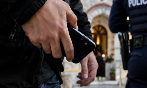 Η ΕΛ.ΑΣ. γνωστοποίησε πως το απόγευμα του Σαββάτου, 26 Σεπτεμβρίου 2026 στην Πάτρα ένας άνδρας προσποιήθηκε τον Ασυνομικό, έκλεψε κινητό και συνελήφθη μέσα σε Ιερό Ναό.